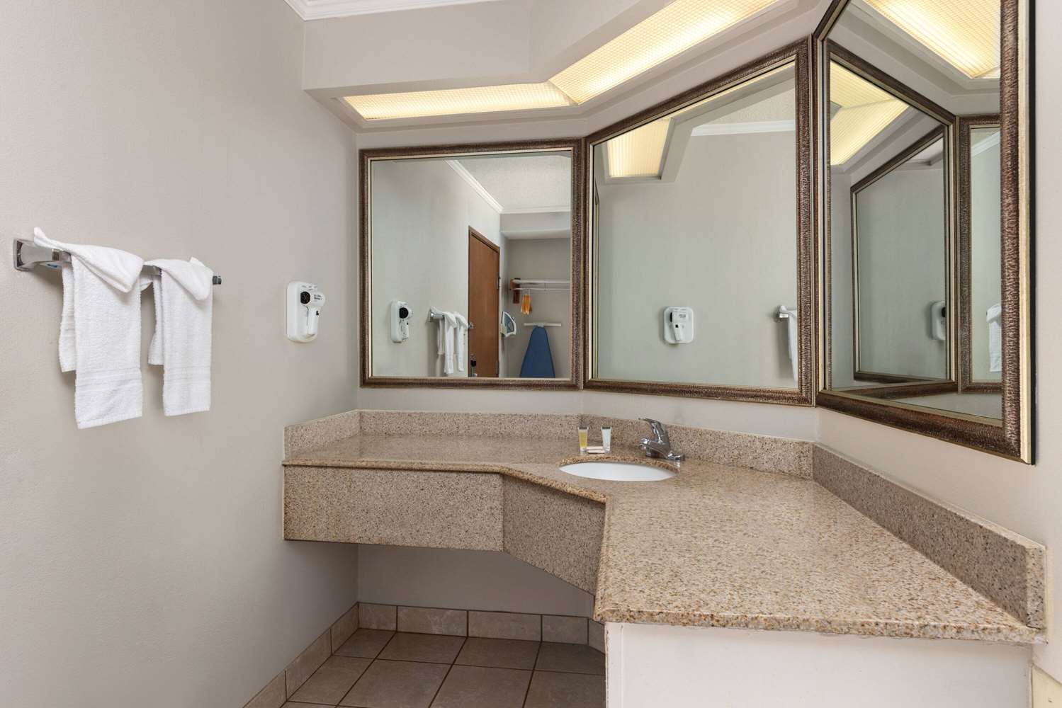 Days Inn & Suites By Wyndham Kansas City South 41/43