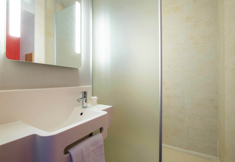 B&B HOTEL La Rochelle Beaulieu Puilboreau 48/50