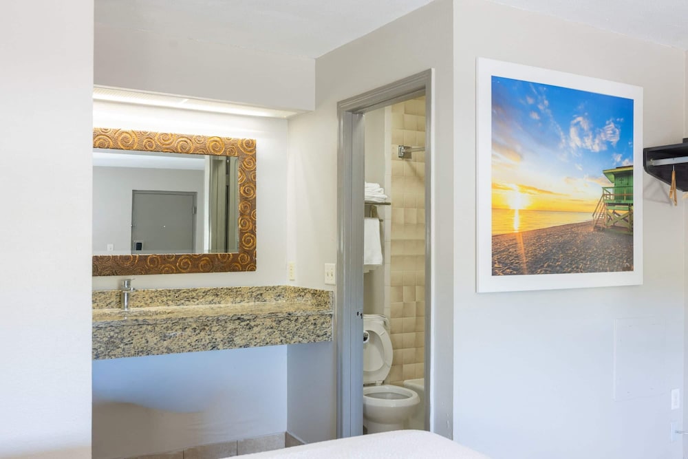 Travelodge by Wyndham Venice 35/46