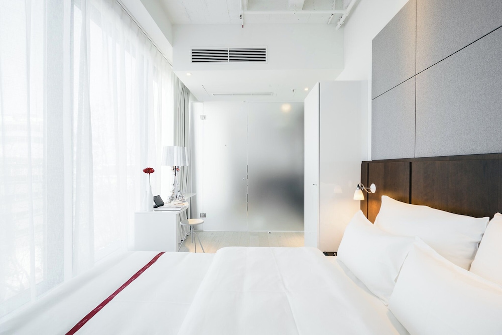 Wow, Queen Bed