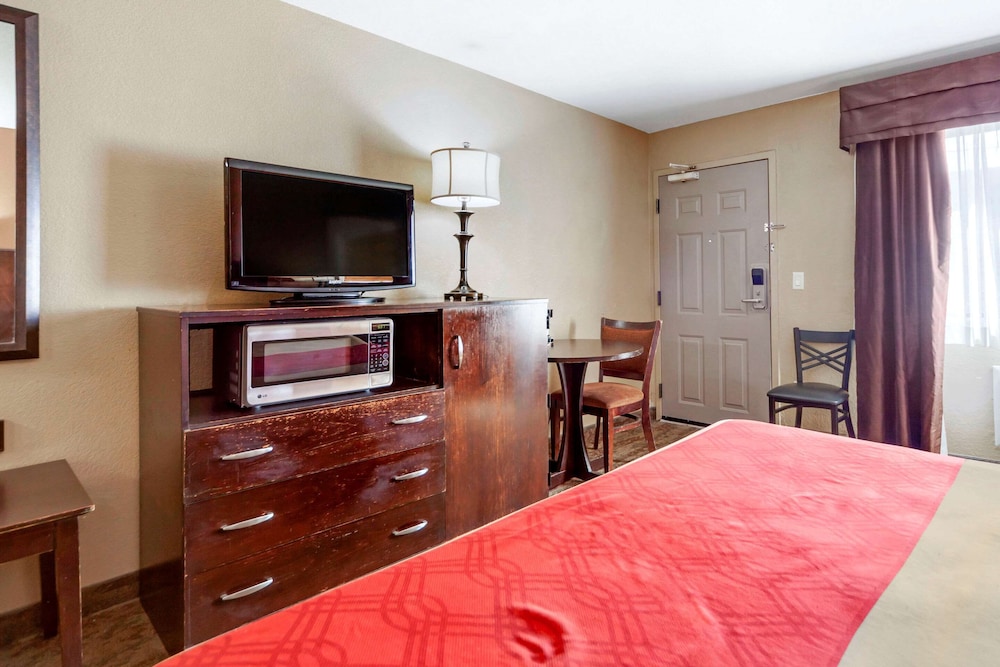 Econo Lodge Black Hills 16/46
