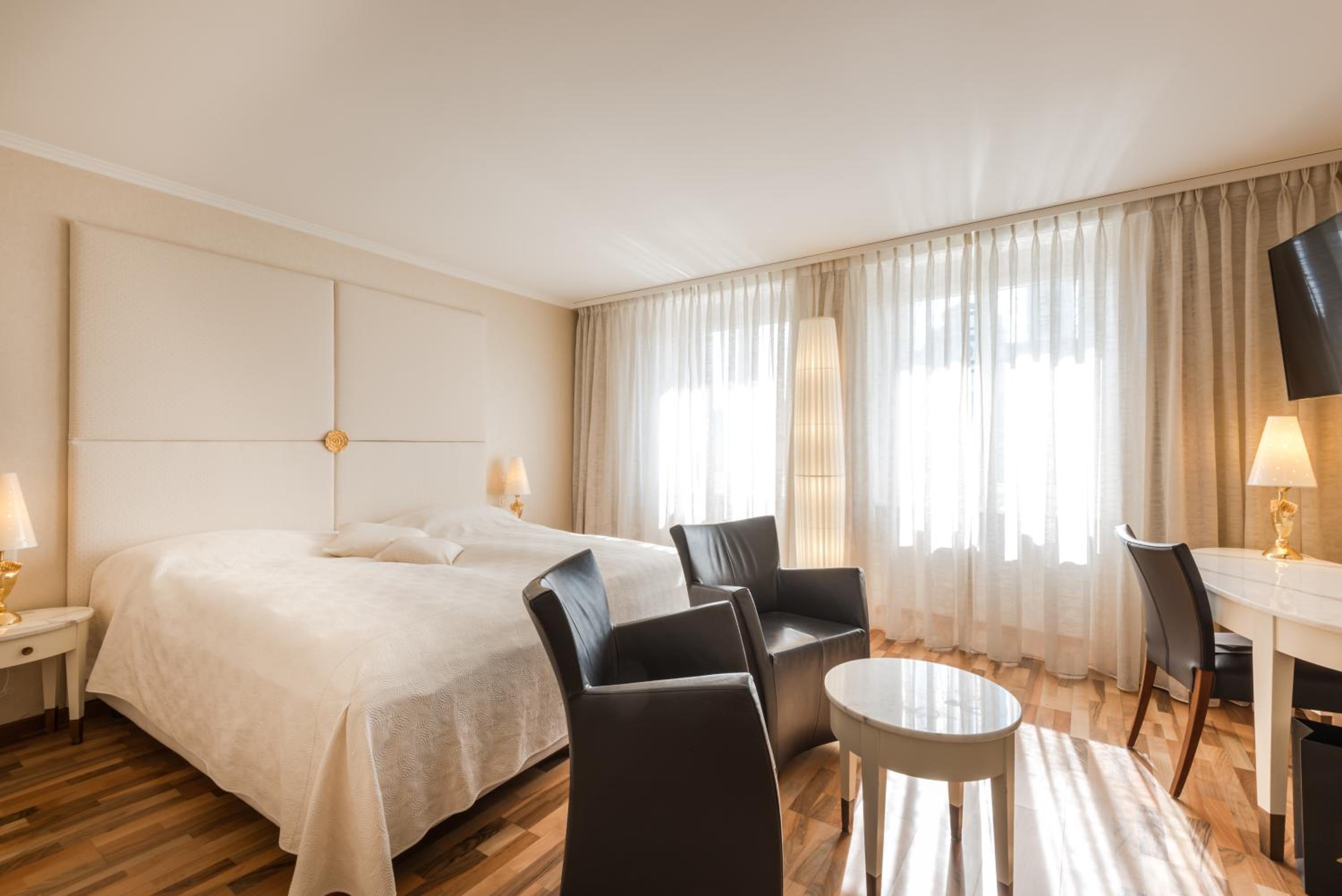Room, Double Bed, Town View