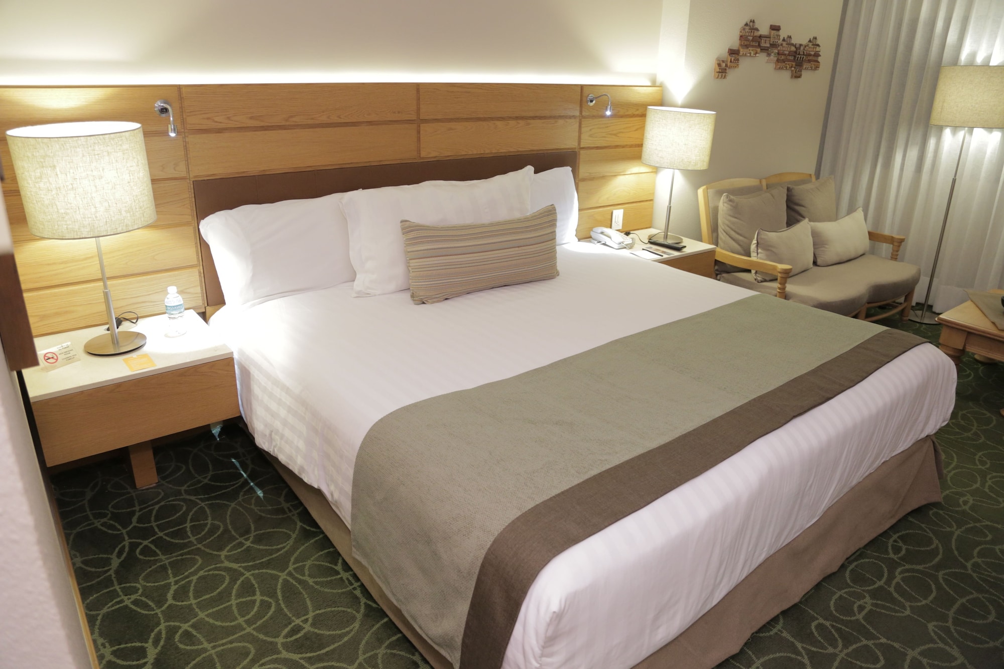 غرفة كلوب بسرير كينج مع أريكة، Marriott Tuxtla Gutierrez Hotel 2/6