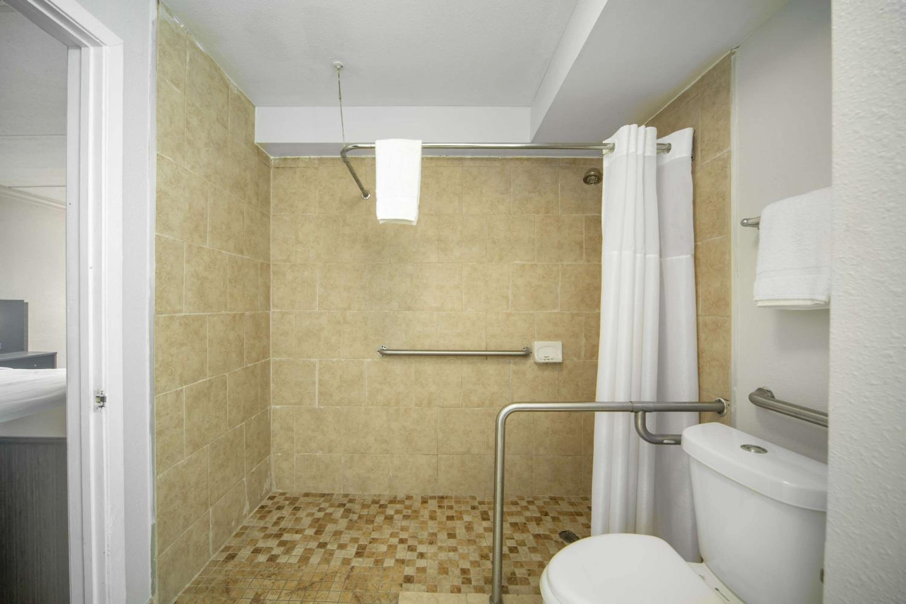 ROOM, KING BED, ACCESSIBLE