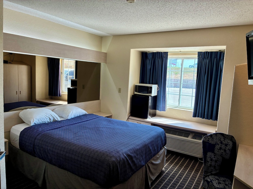 Basic, Single, Queen Bed, Travelodge by Wyndham Chadron 5/8