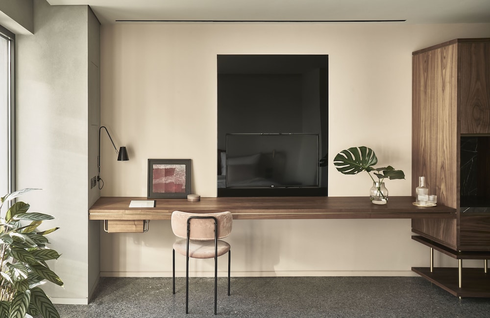 Perianth Hotel 54/61