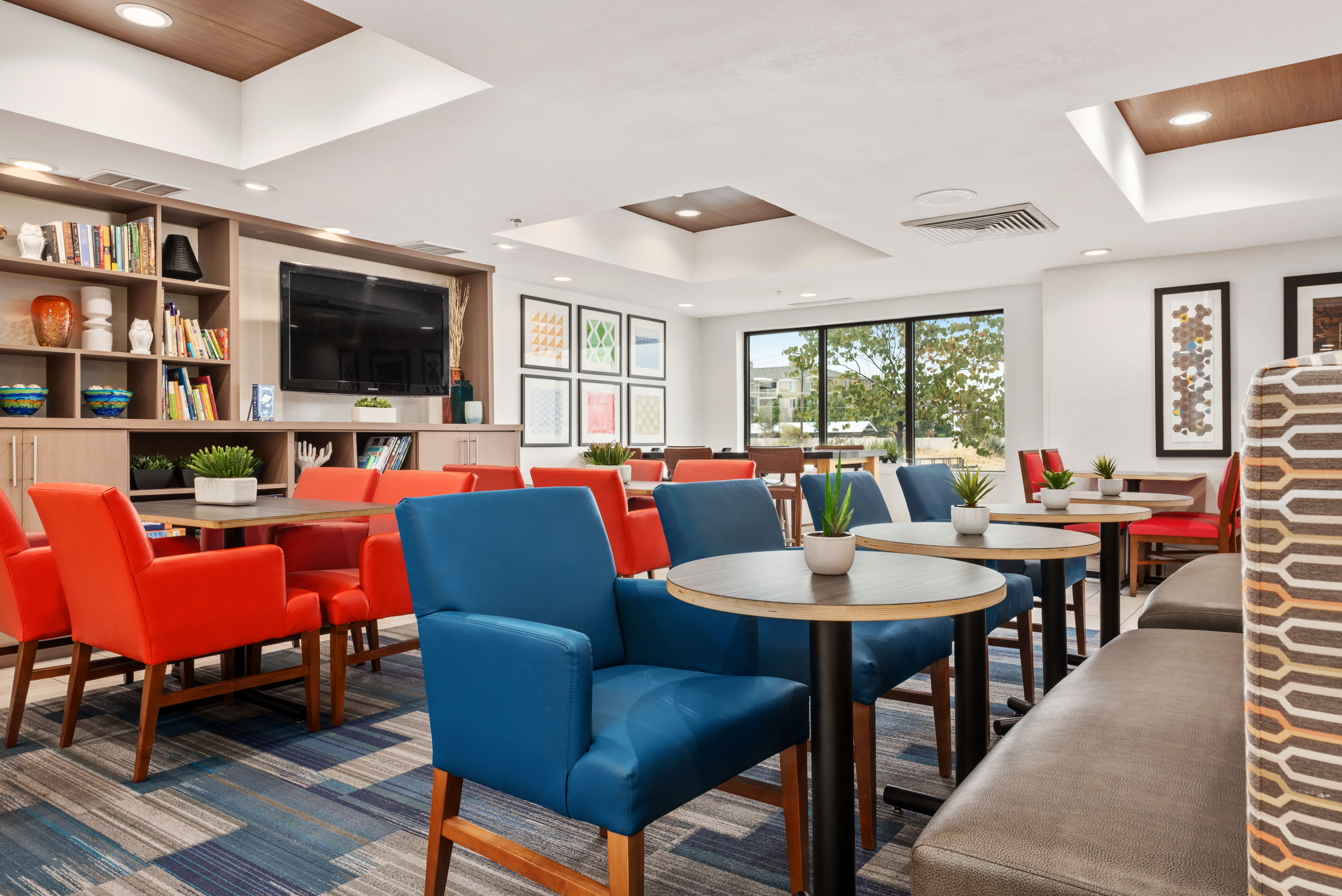 Holiday Inn Express & Suites Salt Lake City West Valley 20/28