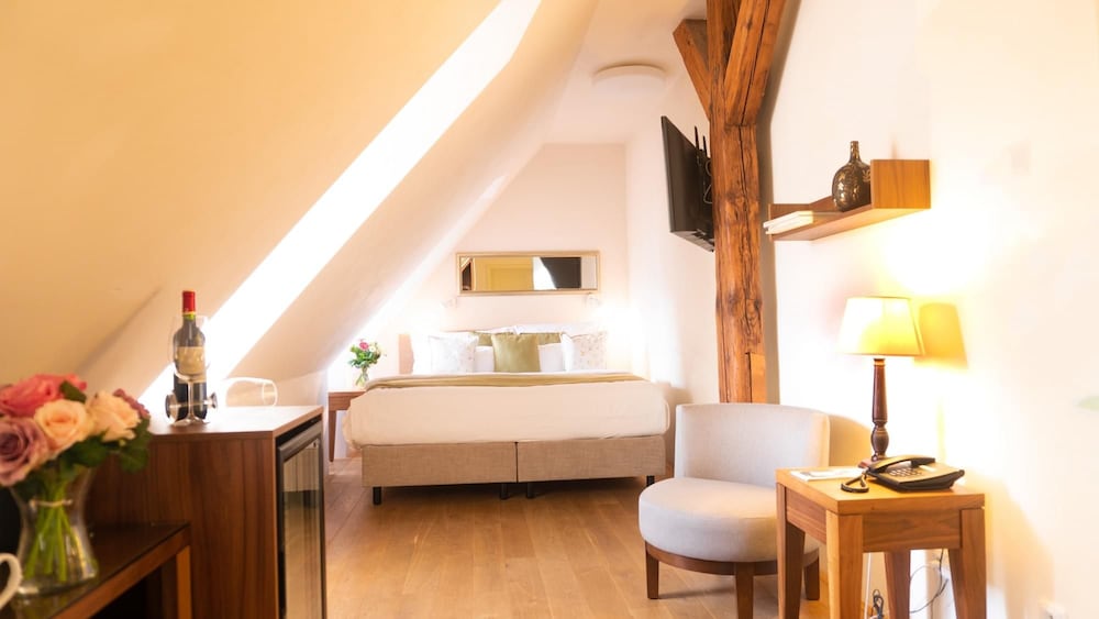 Classic, Twin Beds, Attic