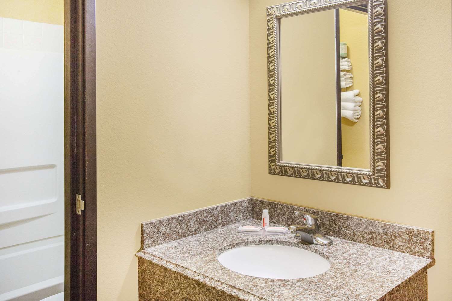 Super 8 By Wyndham Van Buren/Ft. Smith Area 6/7