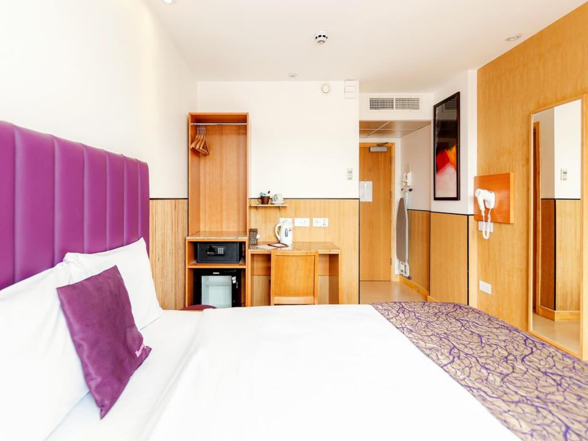 ROOM, DOUBLE BED