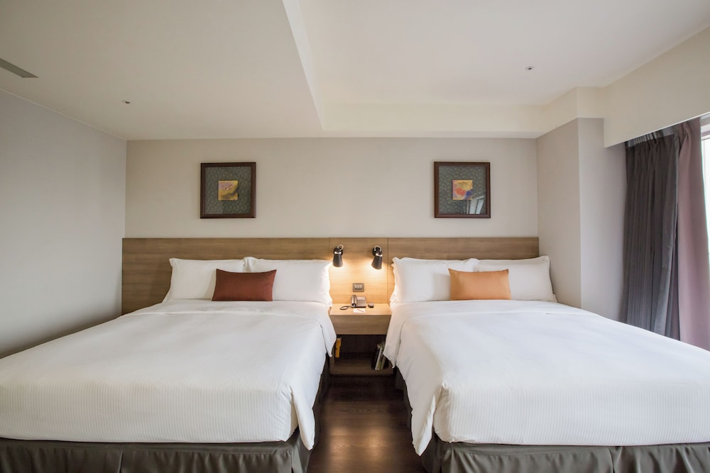 DELUXE, QUADRUPLE, 2 DOUBLE BEDS