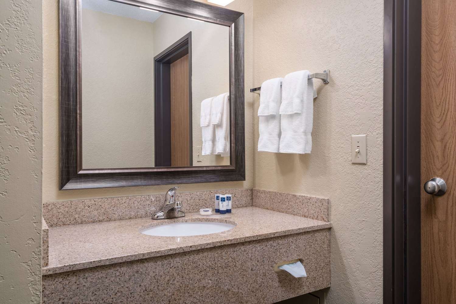 AmericInn by Wyndham Fargo West Acres 26/27