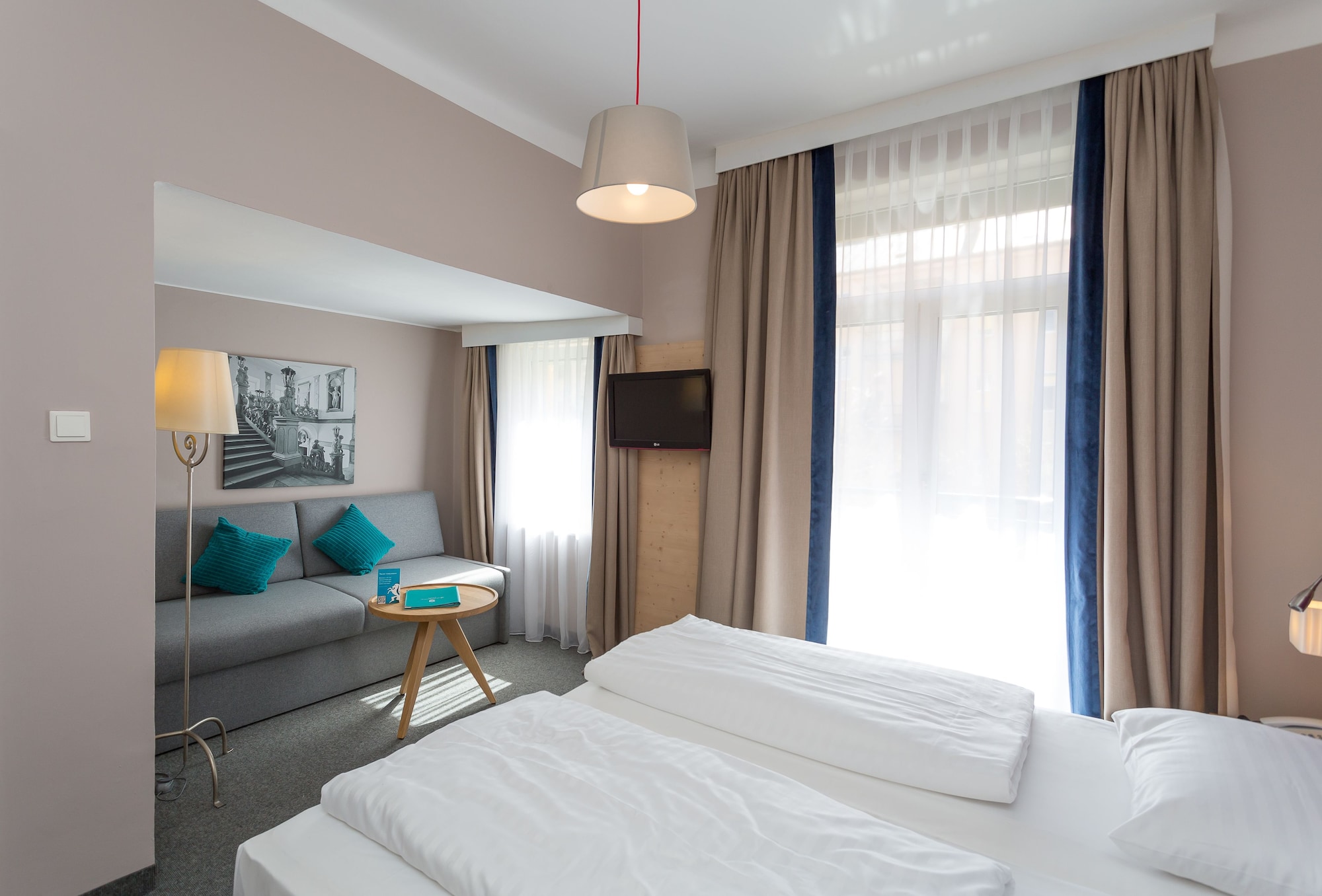 STANDARD, QUEEN BED