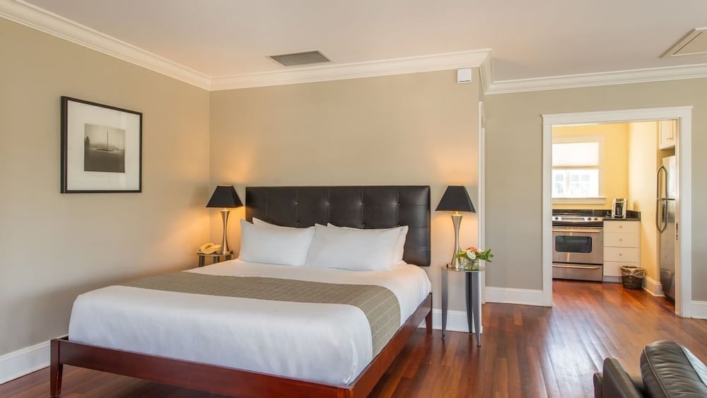 Cottage, King Bed, Water Side
