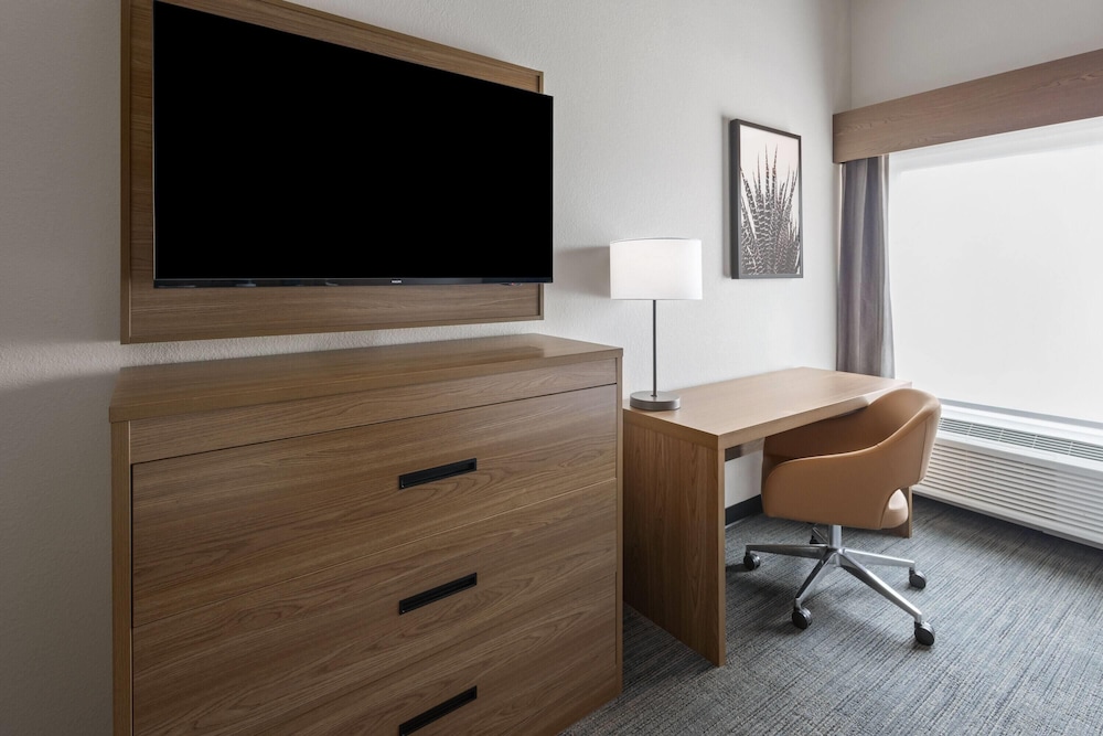 La Quinta Inn & Suites by Wyndham Phoenix near State Farm St 36/48