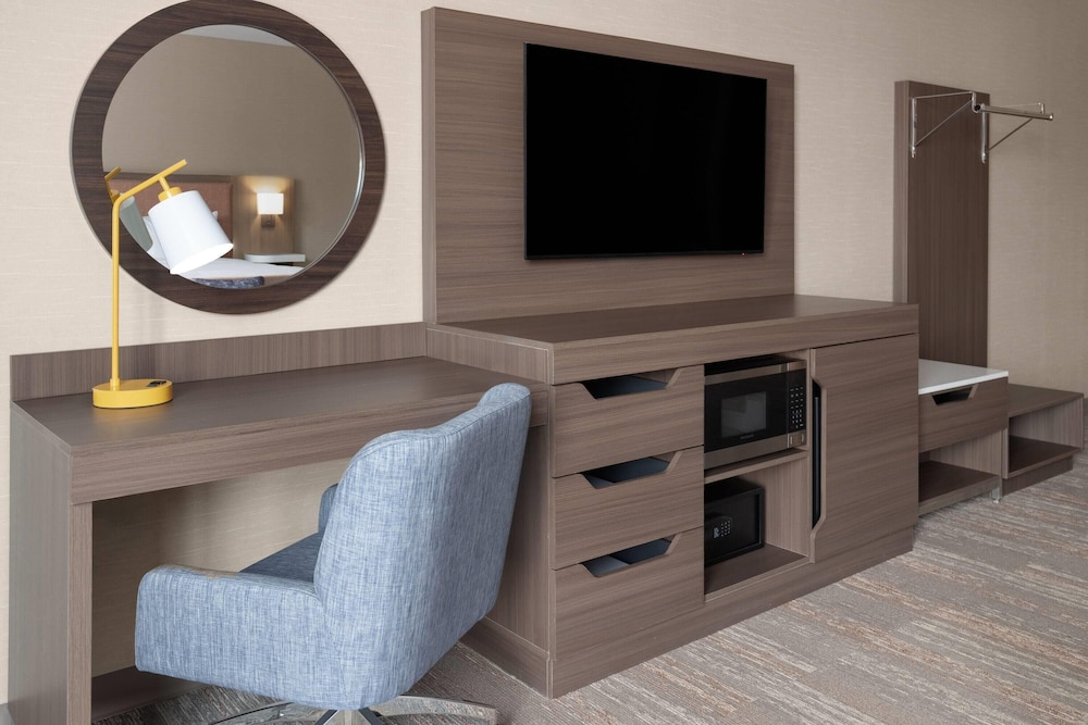 La Quinta Inn & Suites by Wyndham Jamaica NYC/JFK AirTrain 29/41