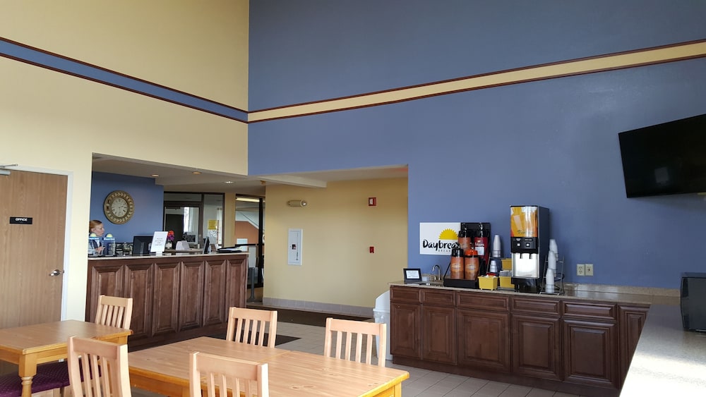 Days Inn by Wyndham Johnson Creek 6/33
