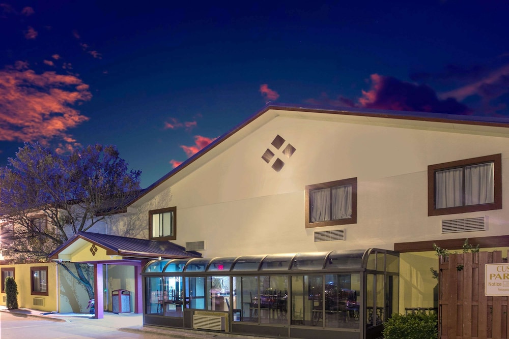 Super 8 By Wyndham Champaign 3/52