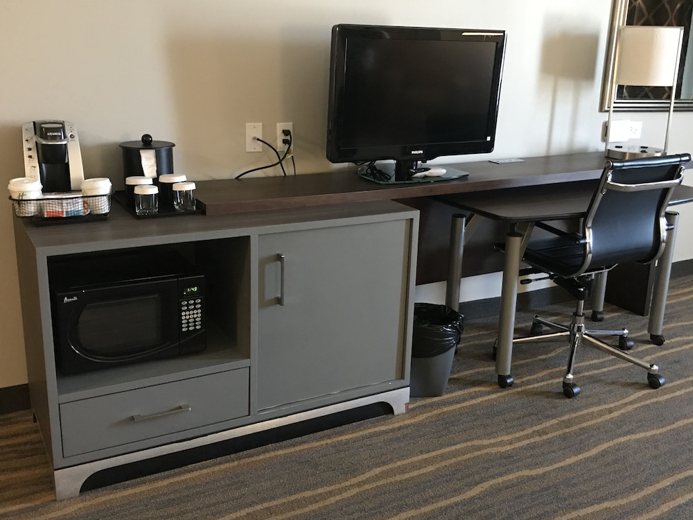 Holiday Inn & Suites Albuquerque-North I-25 46/48
