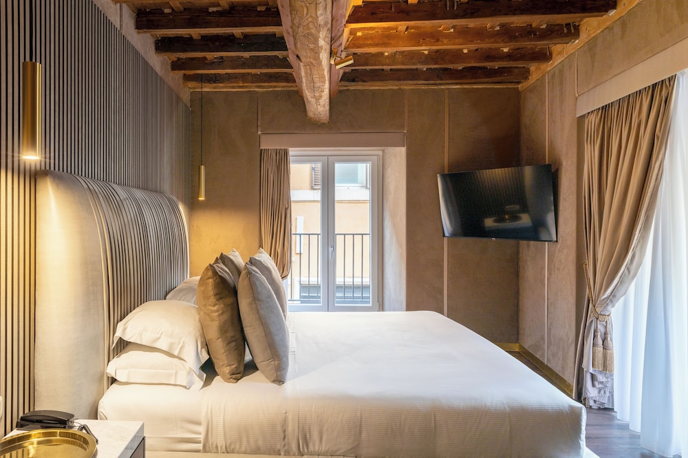 SUPERIOR, KING BED