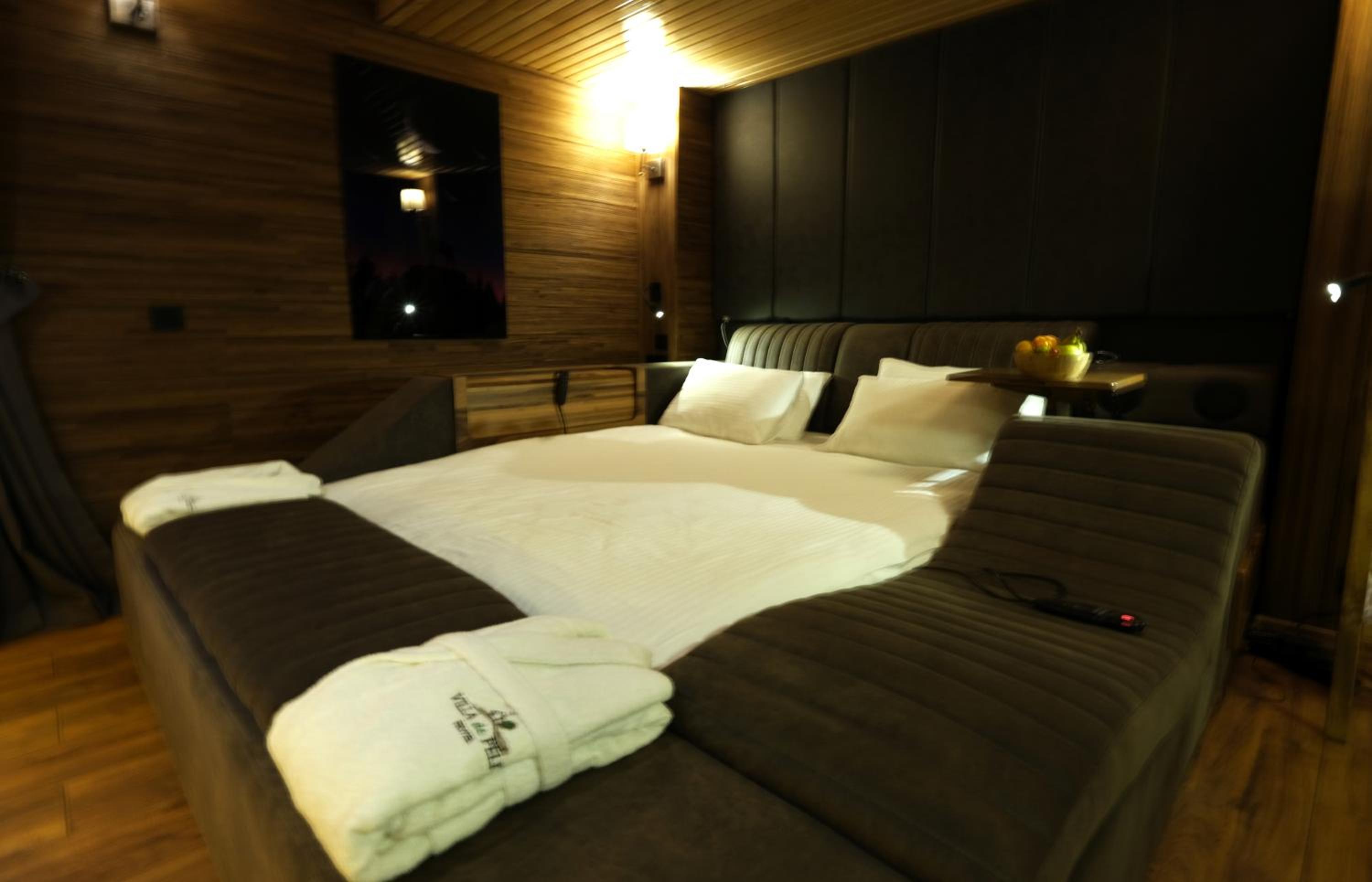 Suite, Waterfall View, Hot Tub