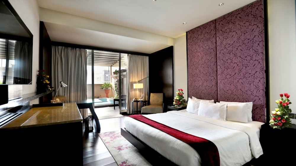 DELUXE, KING BED, BATHTUB