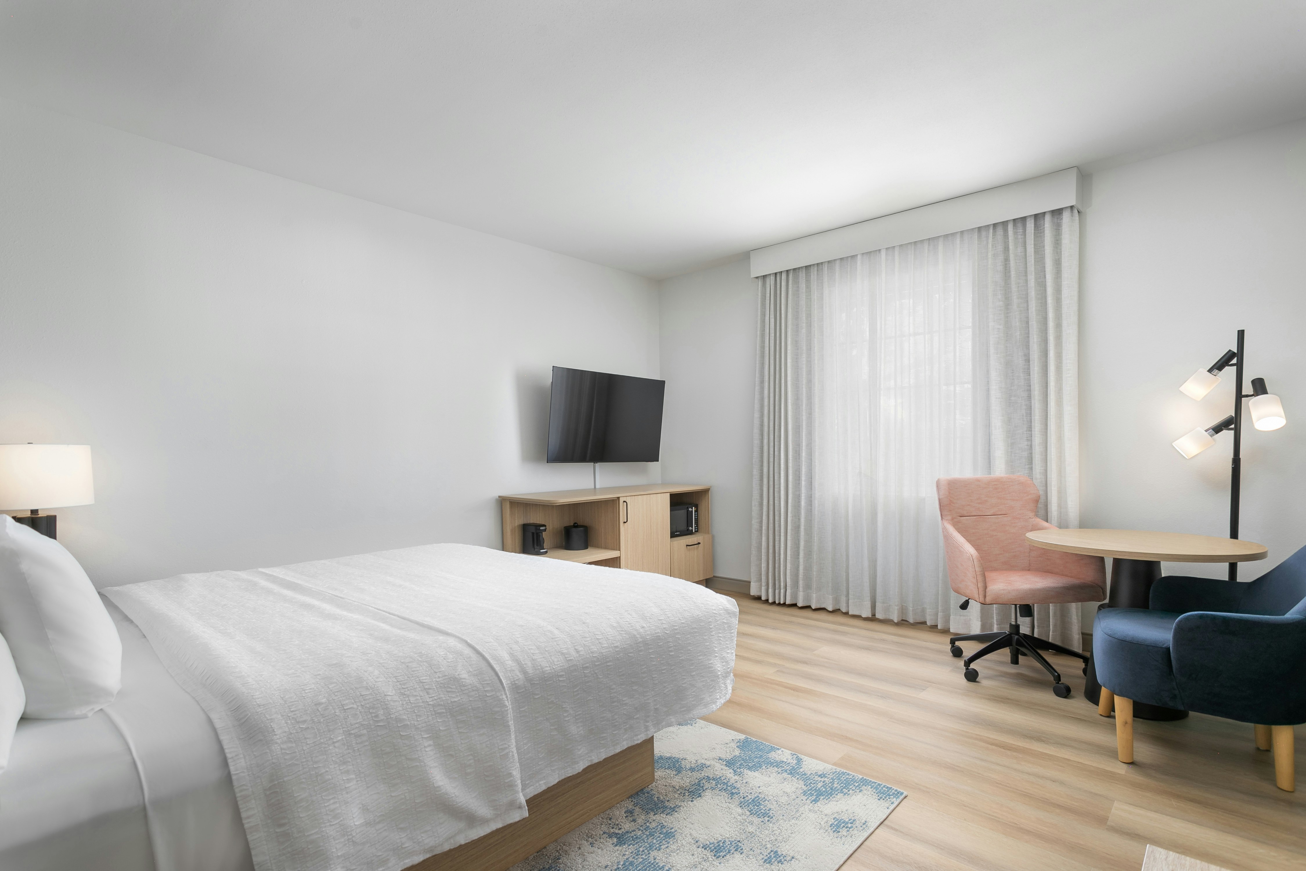غرفة بسرير كينج