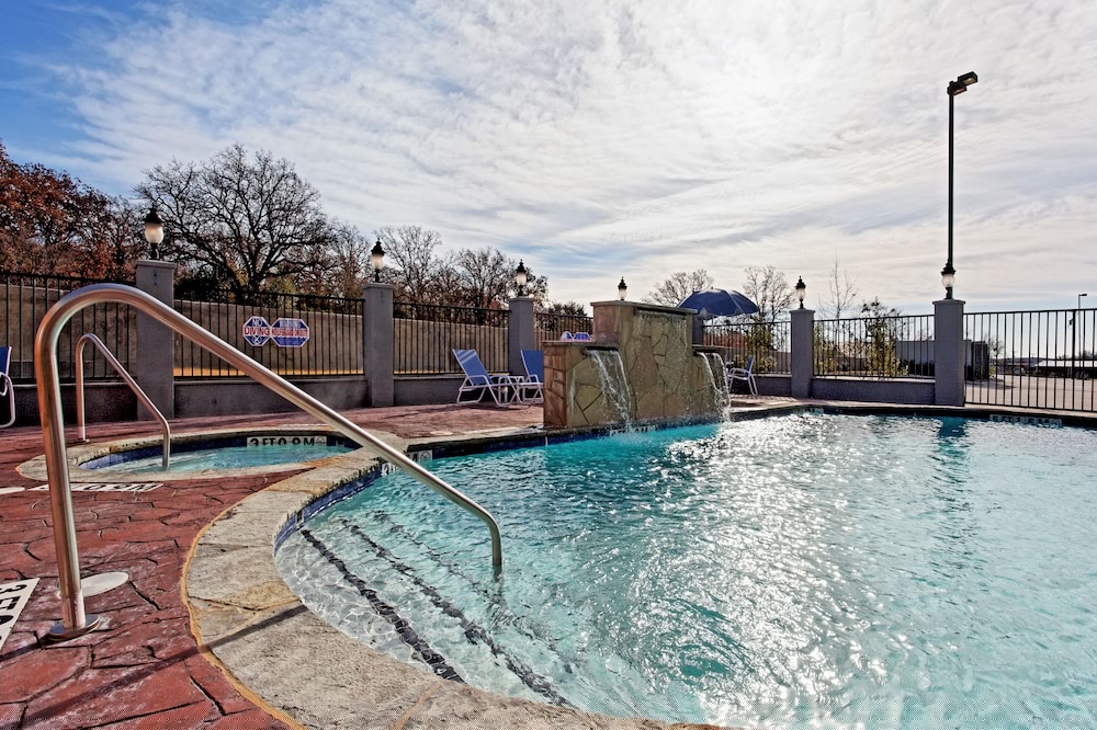 Holiday Inn Express Suites Graham 3/50