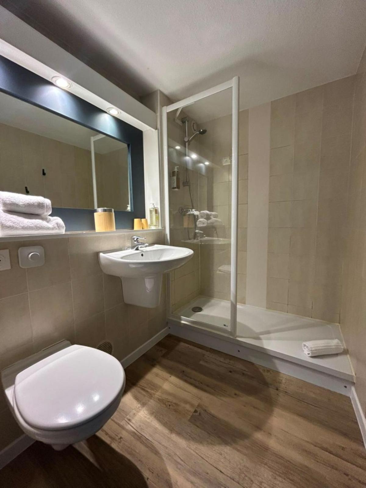 Pop, Family, 1 Queen and 3 Single Beds، greet Hotel Belleville en Beaujolais A6 9/10