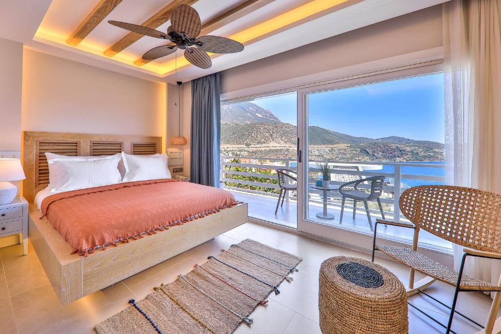 Deluxe, Pool and Sea View
