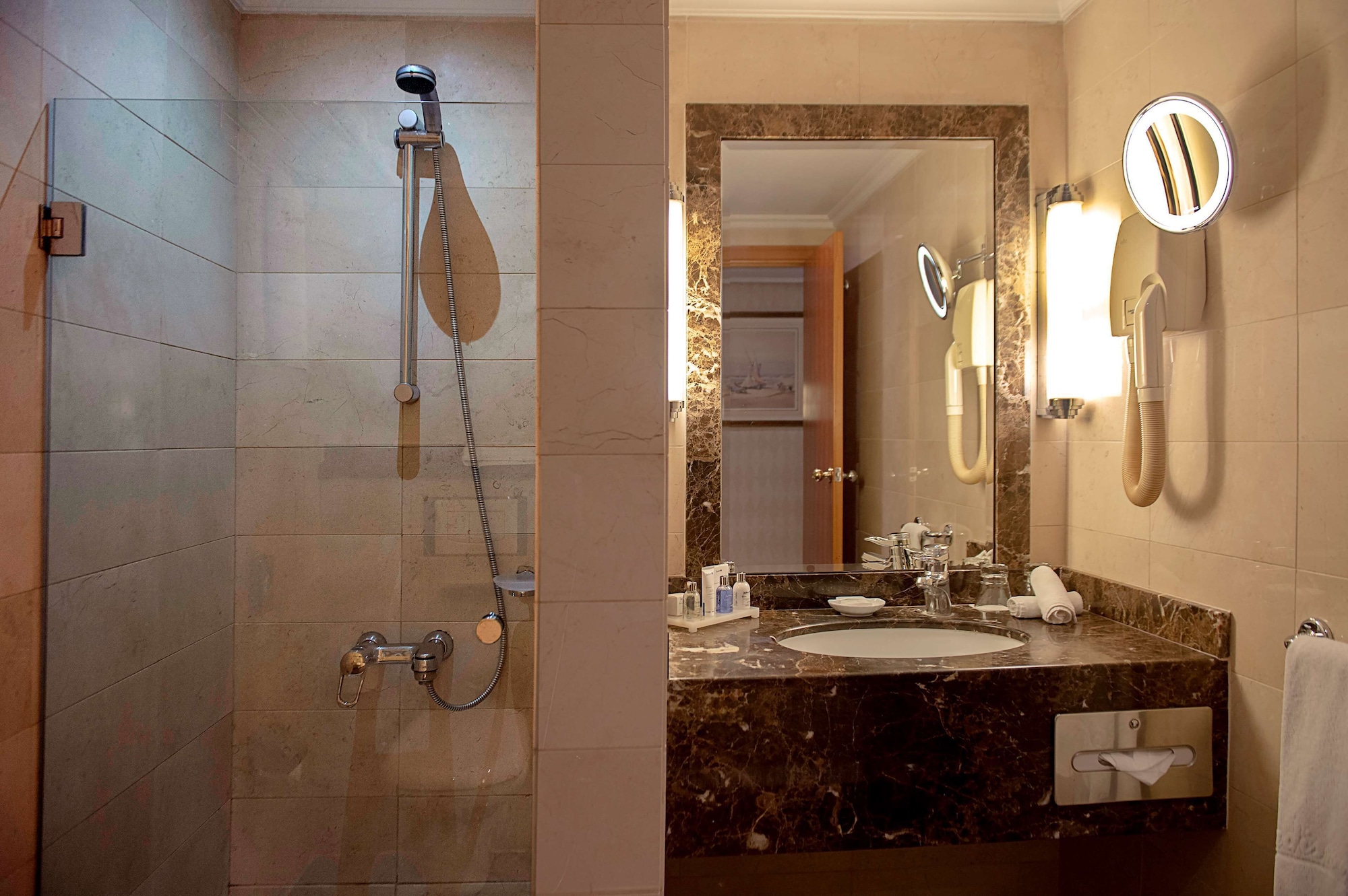 غرفة تنفيذية بسريرين كوين مع دخول الصالة لذوي الإعاقة، Radisson Blu Martinez Beirut 7/8