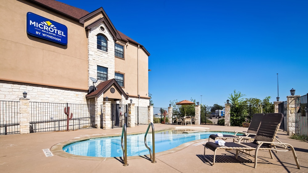 Microtel Inn and Suites By Wyndham Buda 5/40