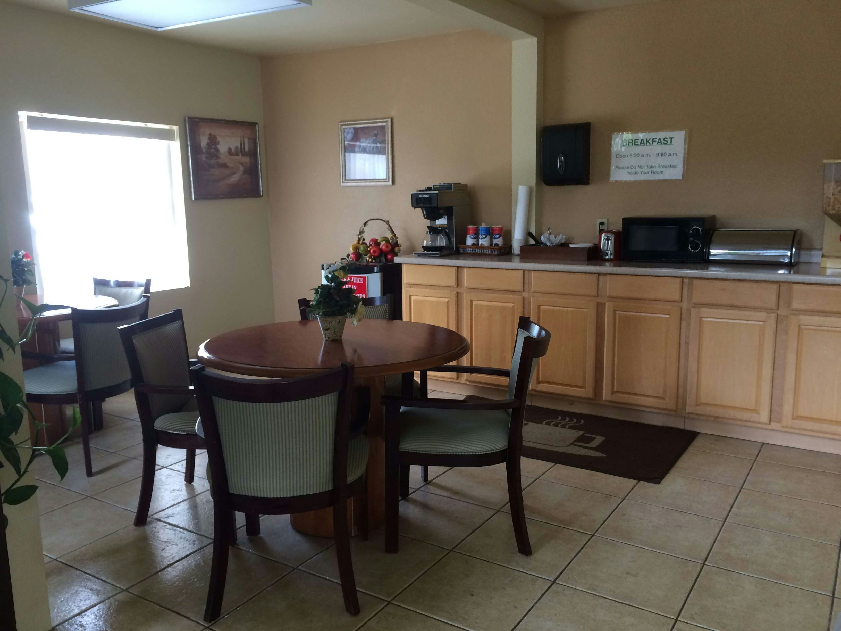 EXECUTIVE INN AND SUITES SCHULENBURG 18/20