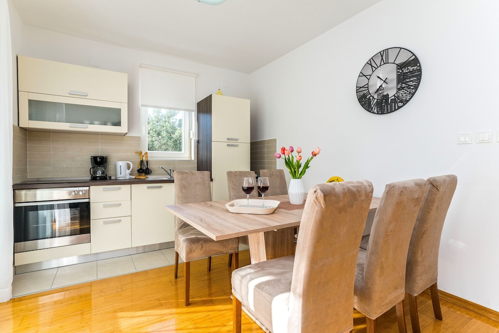 Summer Breeze Apartments 24/45
