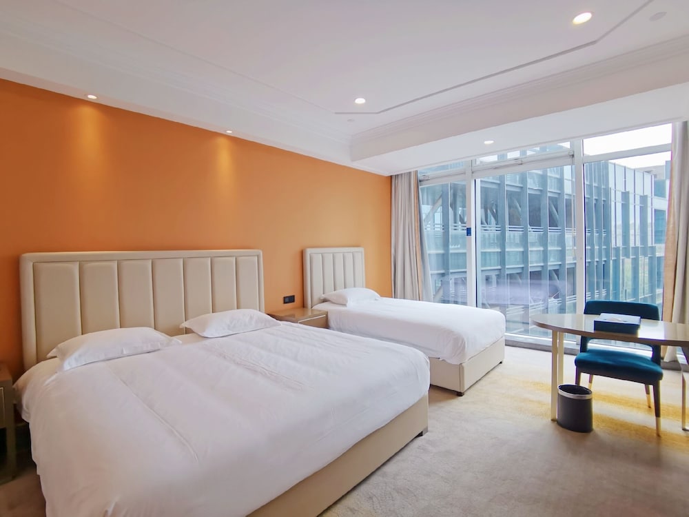 Lily Hotel 7/33