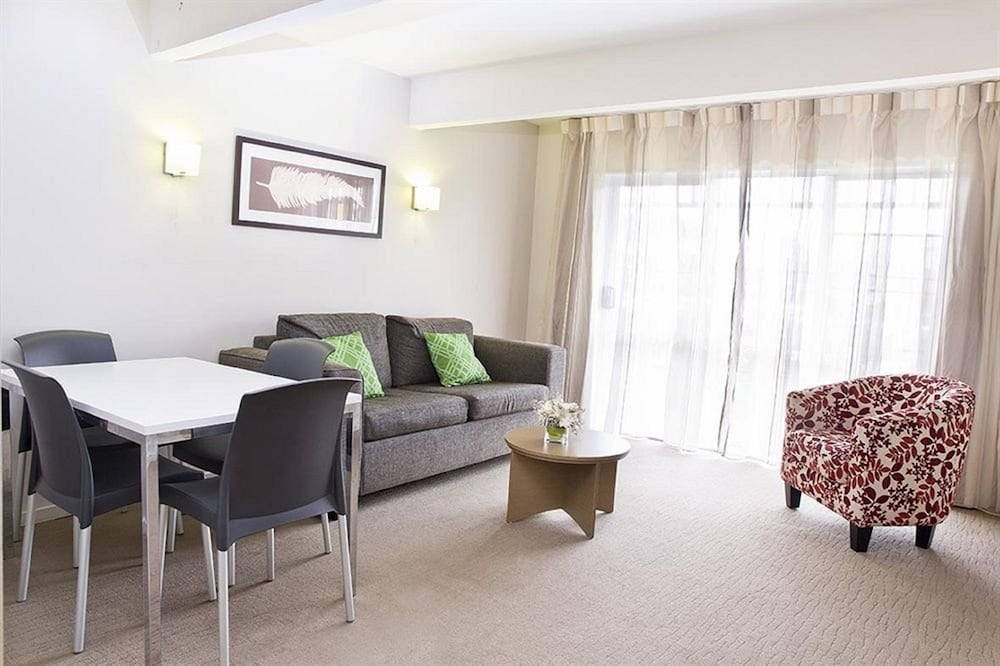 LAKE ROTORUA HOTEL 37/46