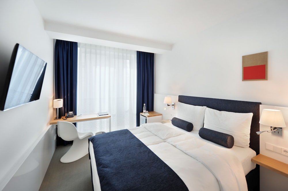 ROOM, DOUBLE BED