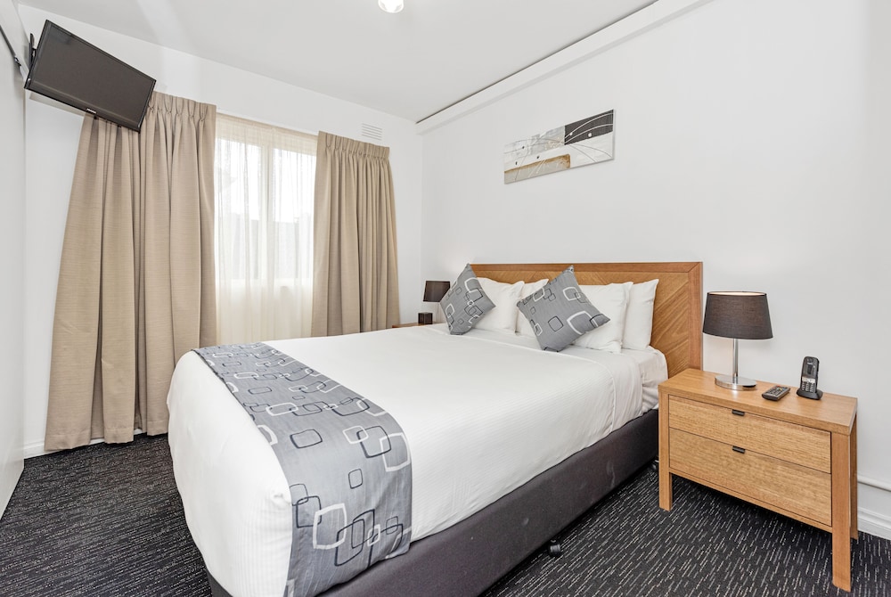 Fawkner Suites Serviced Apartments 23/64