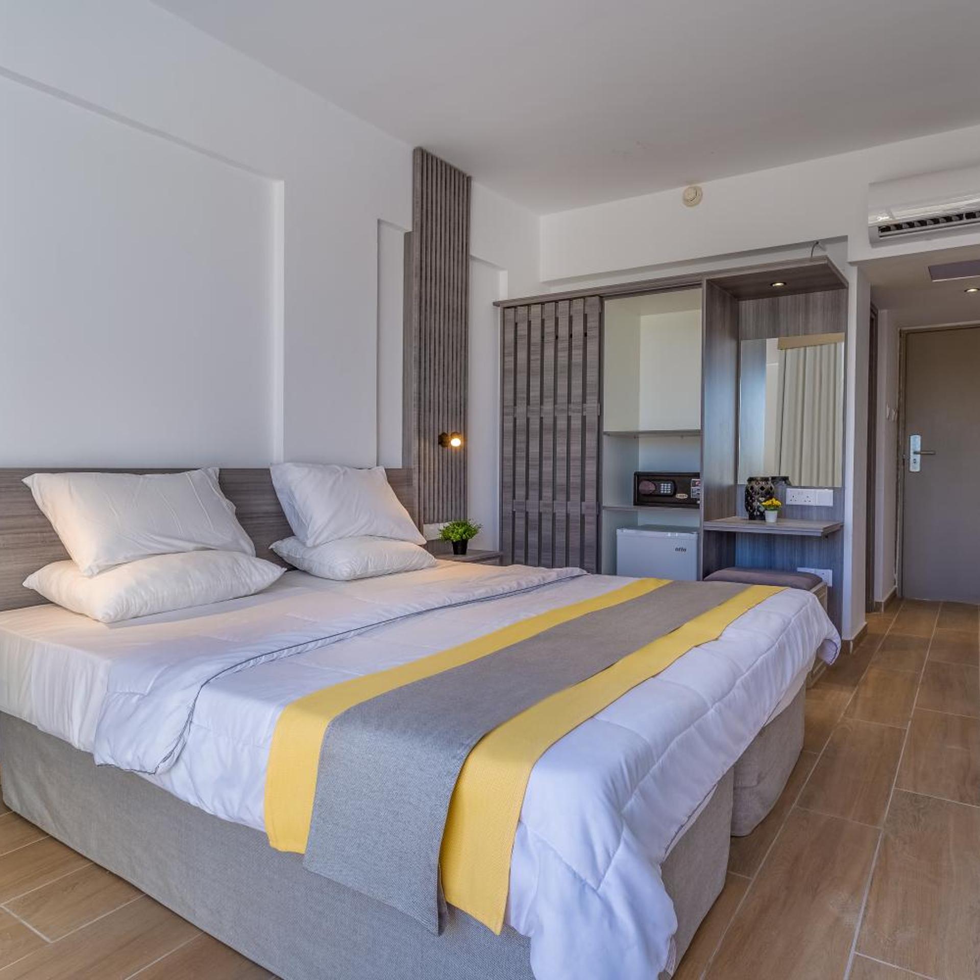 ROOM, DOUBLE OR TWIN BED