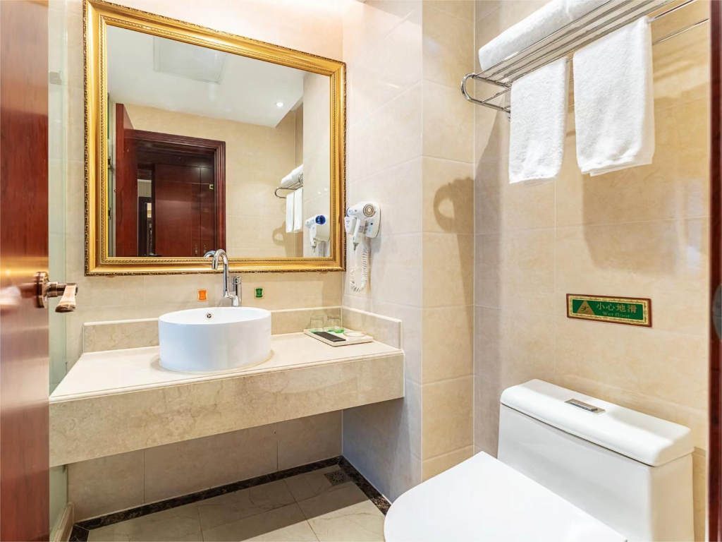 Vienna International Hotel (Shaoxing East Station Wanda) 36/38