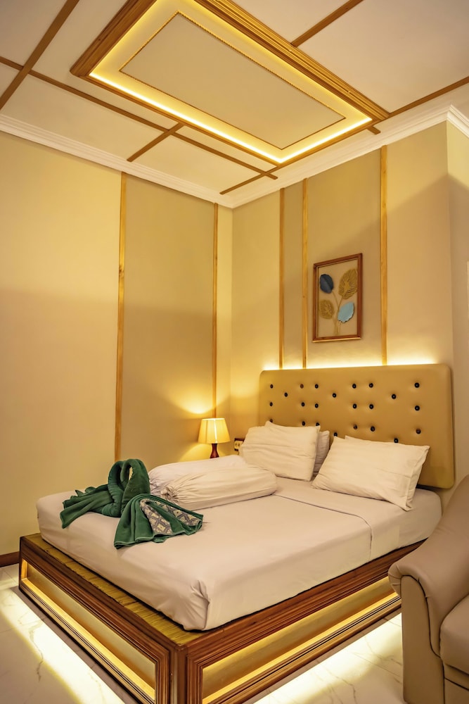 FAMILY 6, 3 QUEEN BEDS