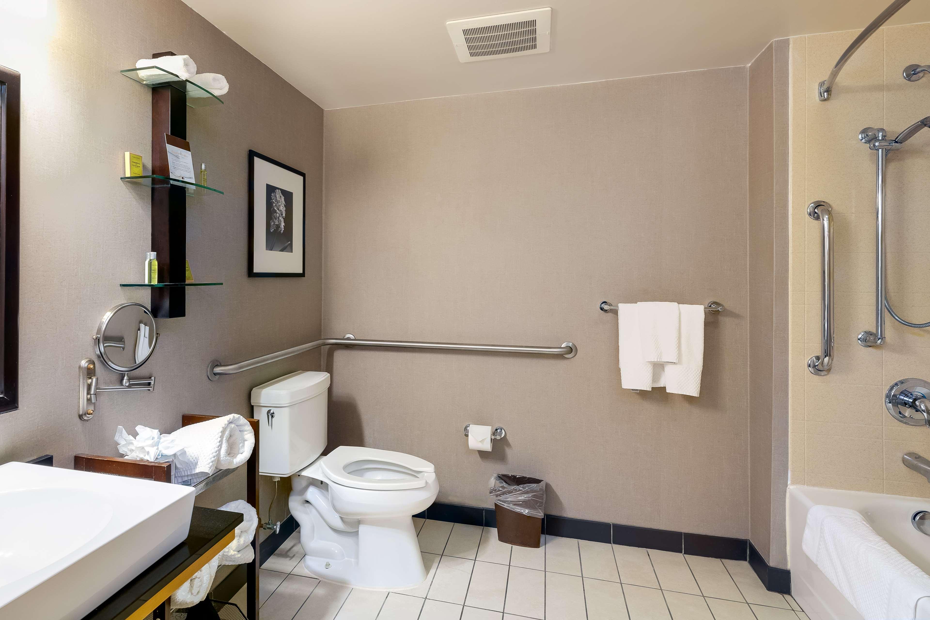 جناح جونيور بسرير كينج لذوي الإعاقة، DoubleTree by Hilton Hotel Savannah Airport 2/4