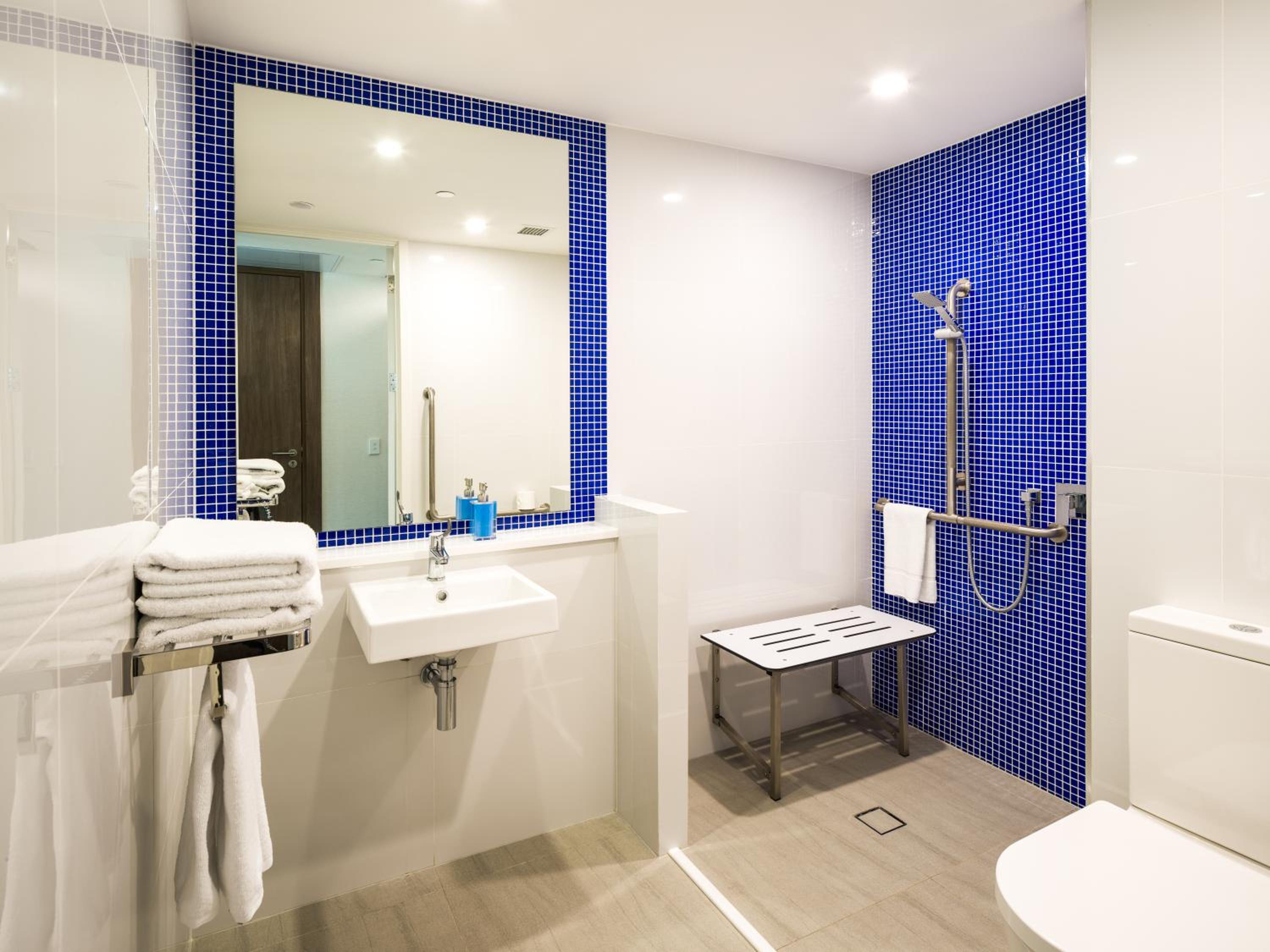 استوديو لذوي الإعاقة، Carnmore Hotel Christchurch 2/3