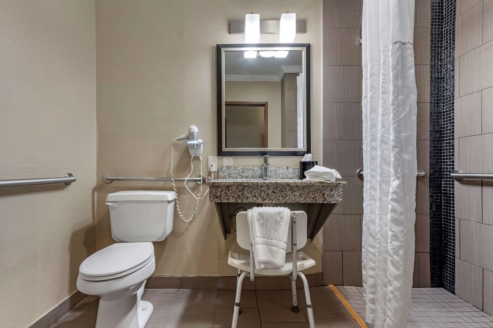Comfort Inn and Suites Butler 11/38