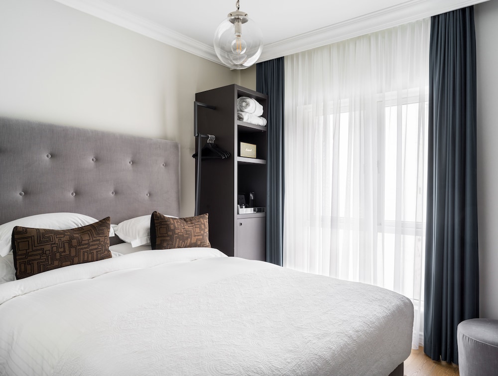 ROOM, SINGLE, QUEEN BED, SMALL