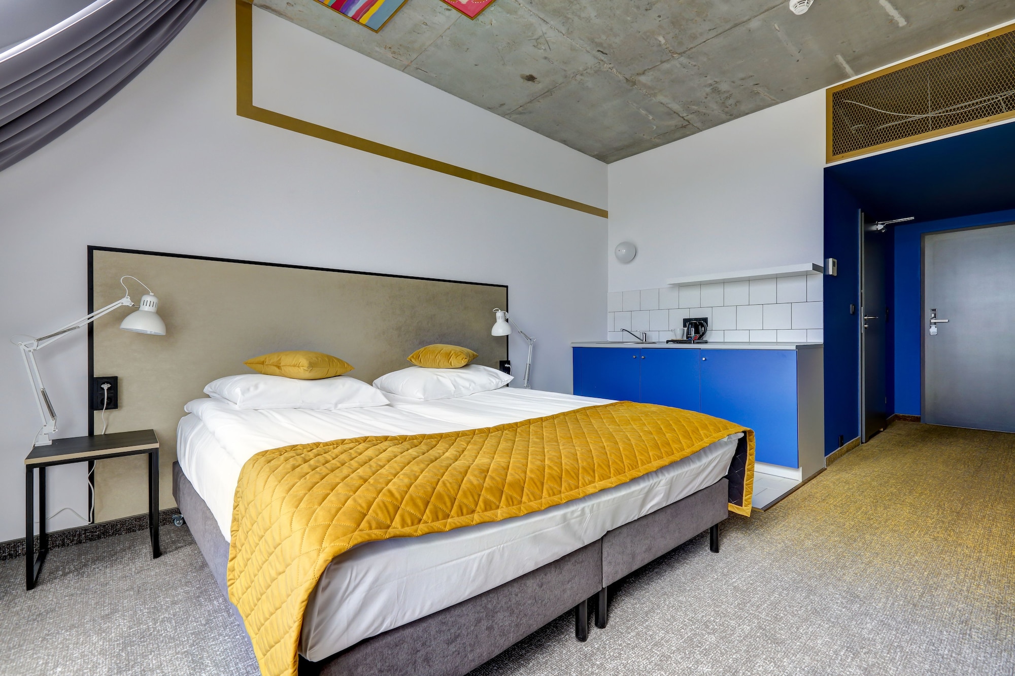 DELUXE, QUEEN BED