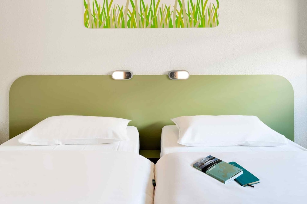 ROOM, TWIN BEDS