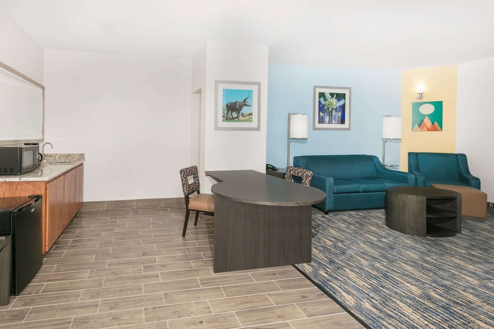 Days Inn & Suites by Wyndham Lubbock Medical Center 31/54