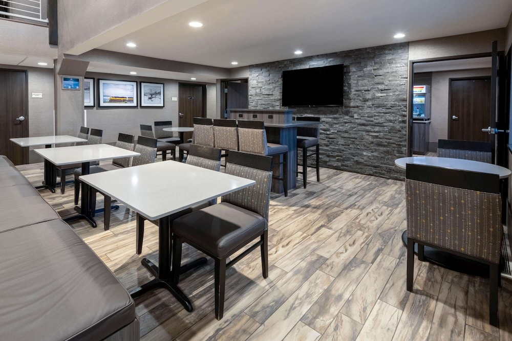 La Quinta Inn and Suites by Wyndham Anchorage Airport 22/23