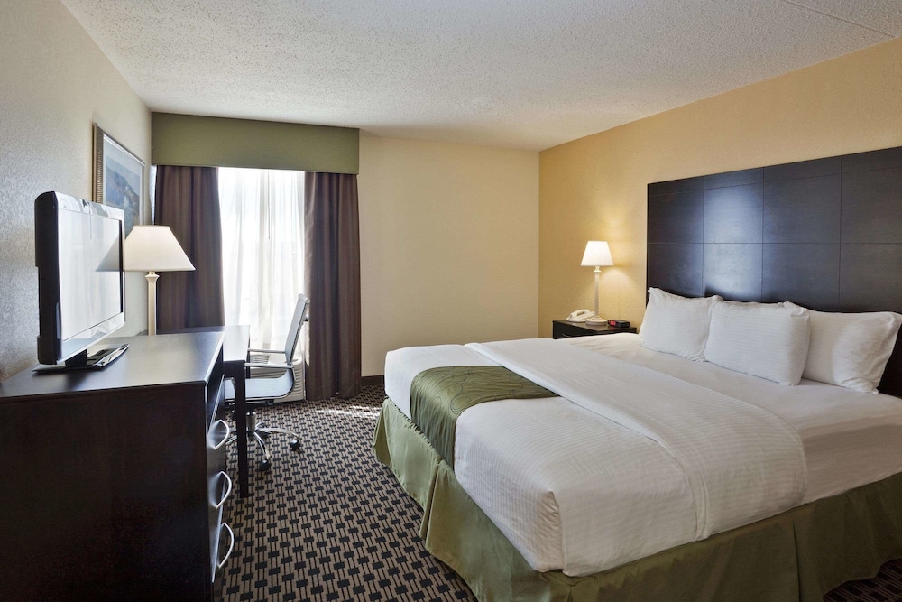 La Quinta Inn Suites Salina 13/57